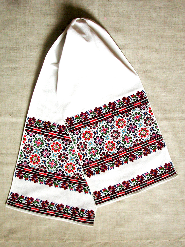 «Жидачівські візерунки». 2005. Домоткане полотно, хрестик, косичка